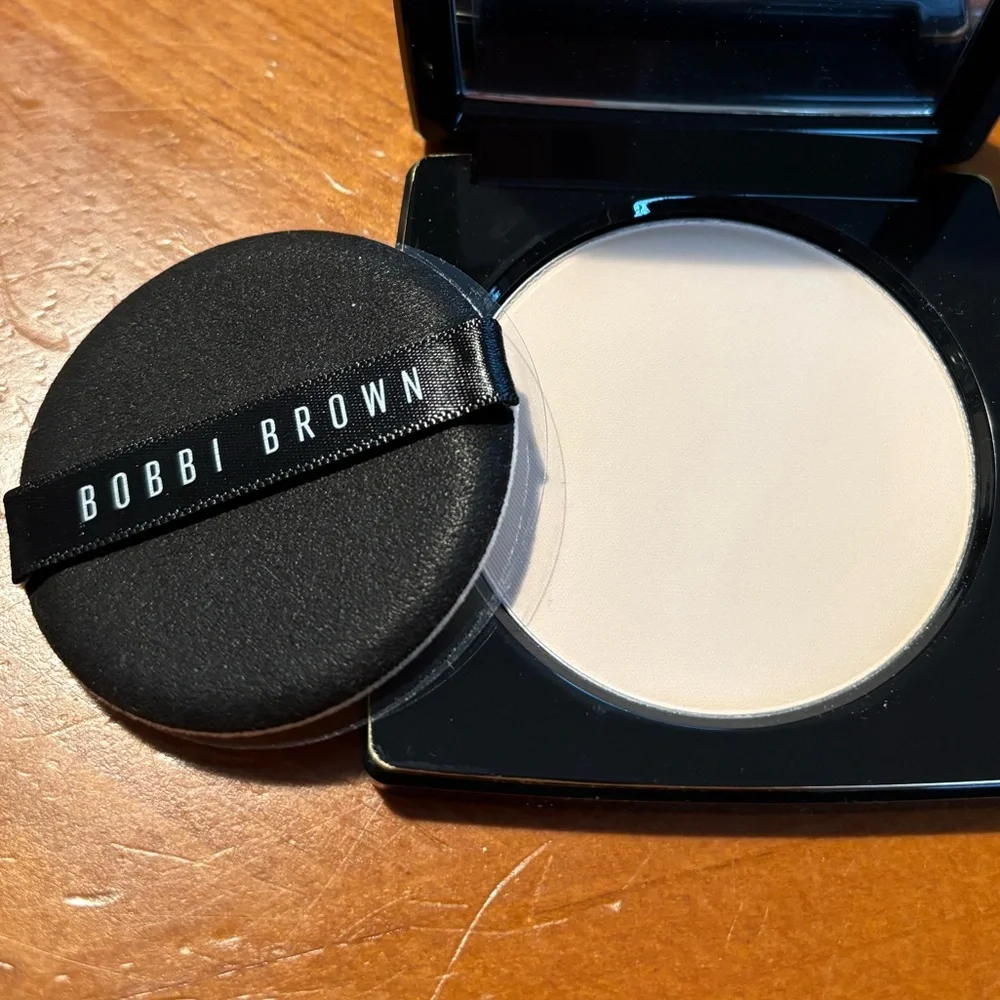 Bobbi Brown Sheer Finish Pressed Powder Soft Porcelain